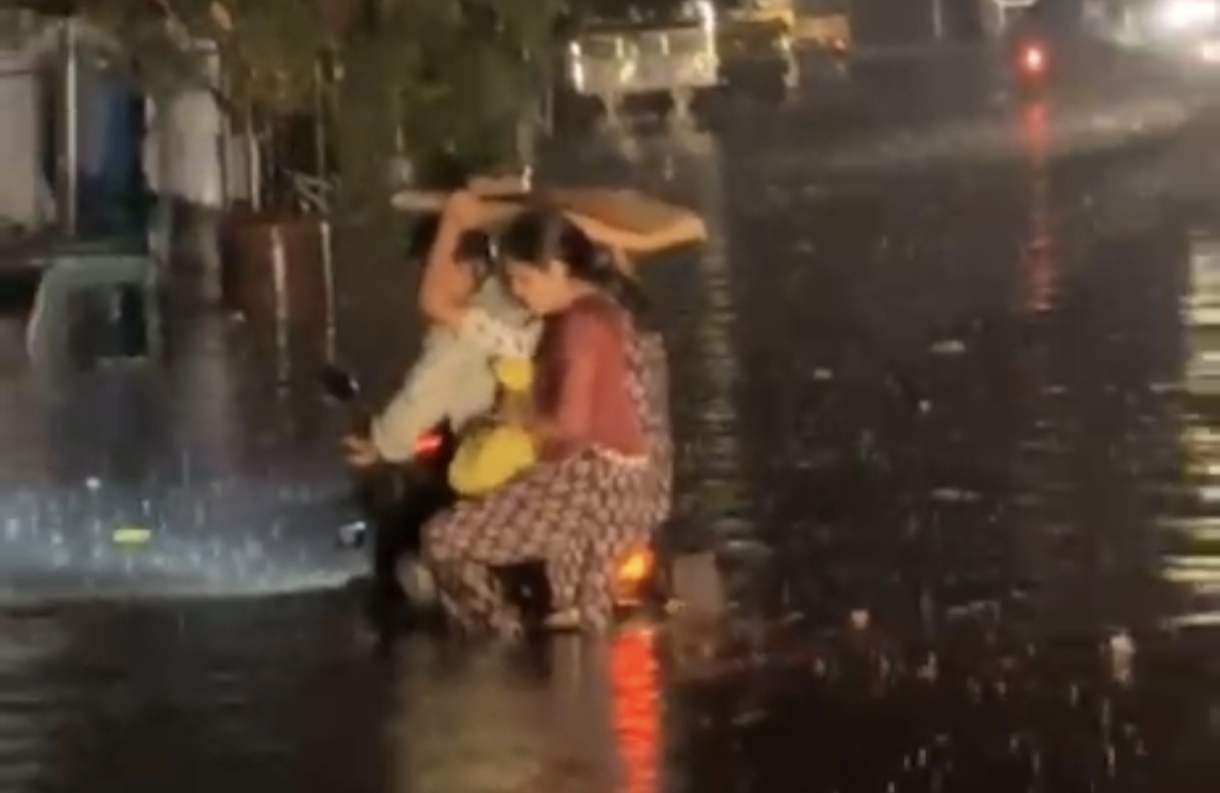 ರಾಜ್ಯದಲ್ಲಿ ಬೇಸಿಗೆ ಮಳೆ.. ಸಿಡಿಲಬ್ಬರಕ್ಕೆ ಜೀವ ಬಲಿ, ಮರ, ವಿಂಡ್‌ ಫ್ಯಾನ್‌‌ ಭಸ್ಮ..